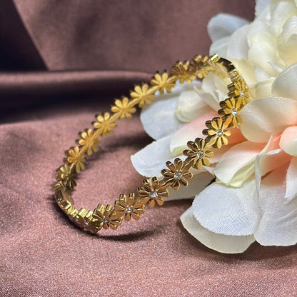 Eternal Daisy Flower Bangle